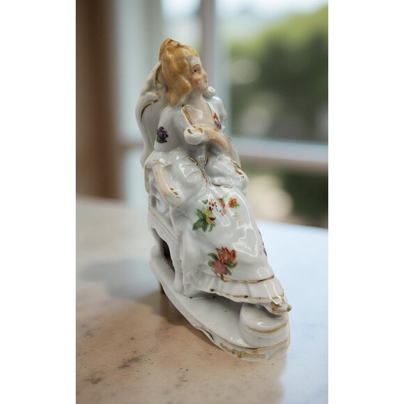 vintage 1950s beautiful Porcelain hand painted gold trim occupied japan Figurine - Picture 2 of 8